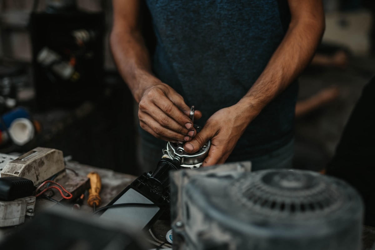 Técnico de sightsgo instalando una placa de inducción